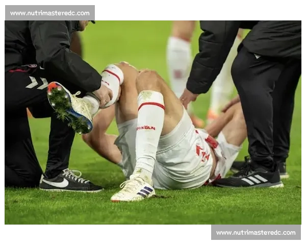 科隆防线遭重创！许伯斯战多特膝伤缺阵半年